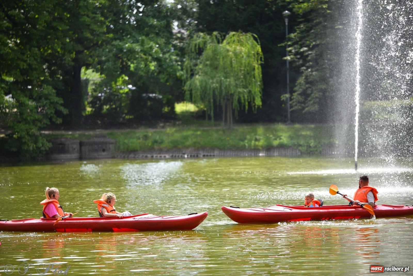 Zdjęcie w galerii na portalu naszraciborz.pl: Pożegnanie lata z Fundacją PORT – bezpłatny spływ kajakowy w Parku im. Miasta Roth wiadomości z regionu