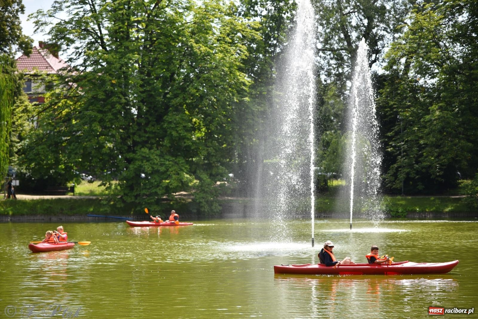 Zdjęcie w galerii na portalu naszraciborz.pl: Pożegnanie lata z Fundacją PORT – bezpłatny spływ kajakowy w Parku im. Miasta Roth wiadomości z regionu