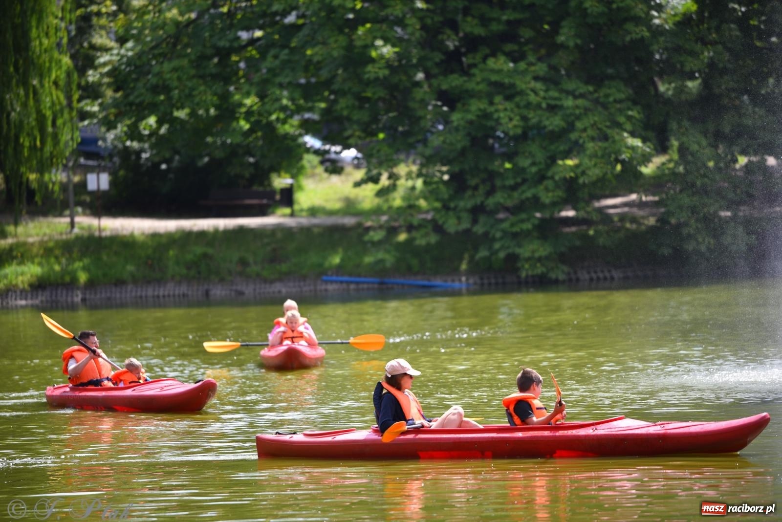 Zdjęcie w galerii na portalu naszraciborz.pl: Pożegnanie lata z Fundacją PORT – bezpłatny spływ kajakowy w Parku im. Miasta Roth wiadomości z regionu