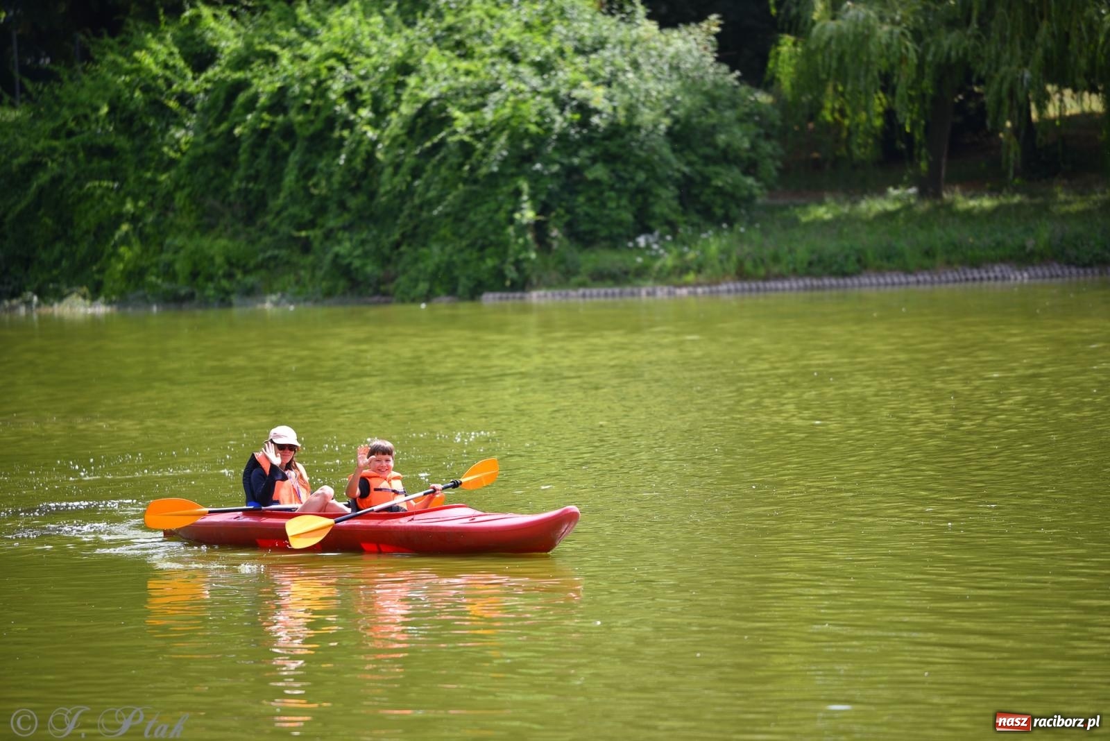 Zdjęcie w galerii na portalu naszraciborz.pl: Pożegnanie lata z Fundacją PORT – bezpłatny spływ kajakowy w Parku im. Miasta Roth wiadomości z regionu