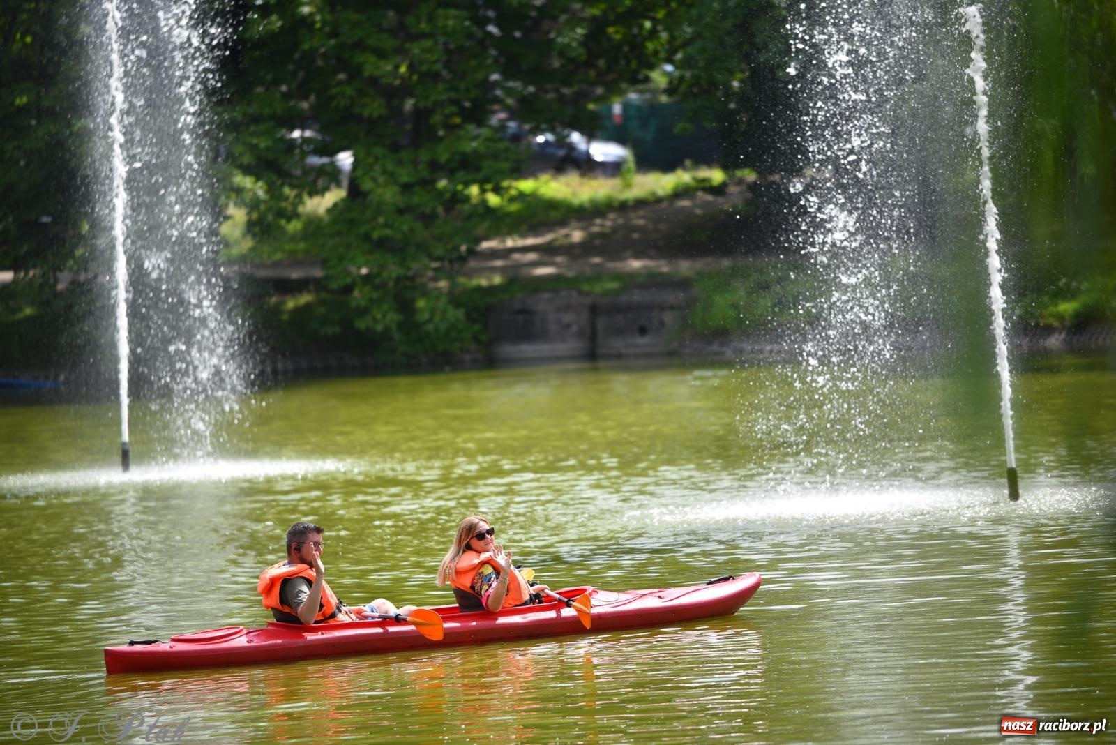 Zdjęcie w galerii na portalu naszraciborz.pl: Pożegnanie lata z Fundacją PORT – bezpłatny spływ kajakowy w Parku im. Miasta Roth wiadomości z regionu