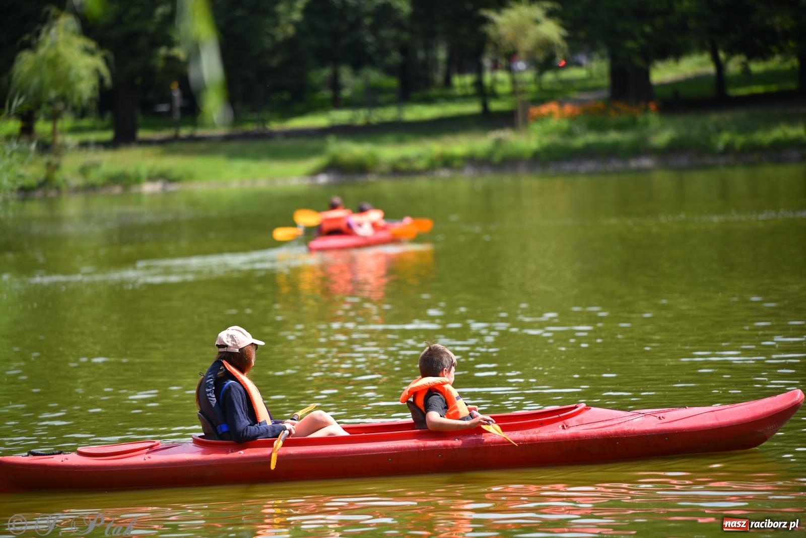 Zdjęcie w galerii na portalu naszraciborz.pl: Pożegnanie lata z Fundacją PORT – bezpłatny spływ kajakowy w Parku im. Miasta Roth wiadomości z regionu