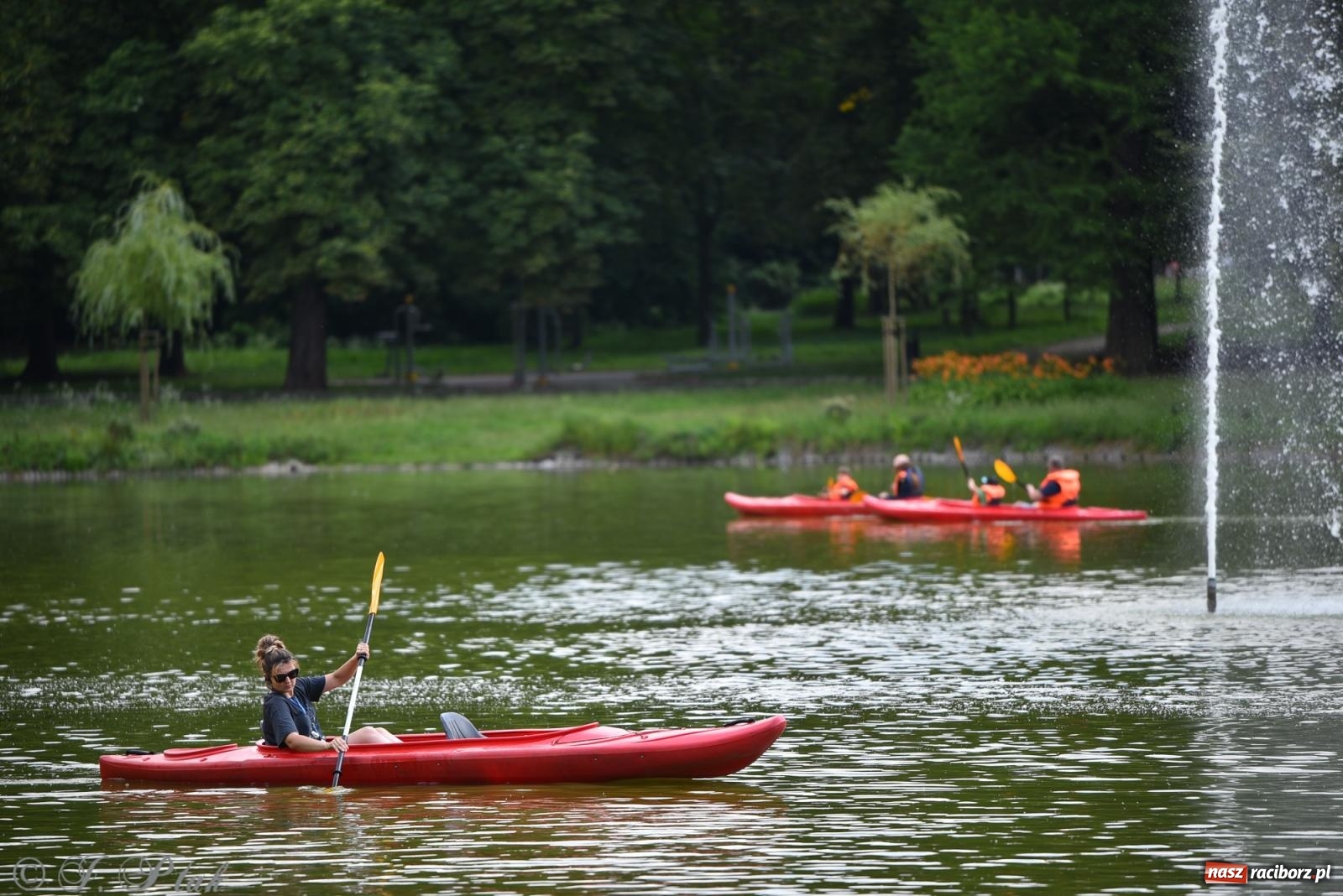Zdjęcie w galerii na portalu naszraciborz.pl: Pożegnanie lata z Fundacją PORT – bezpłatny spływ kajakowy w Parku im. Miasta Roth wiadomości z regionu