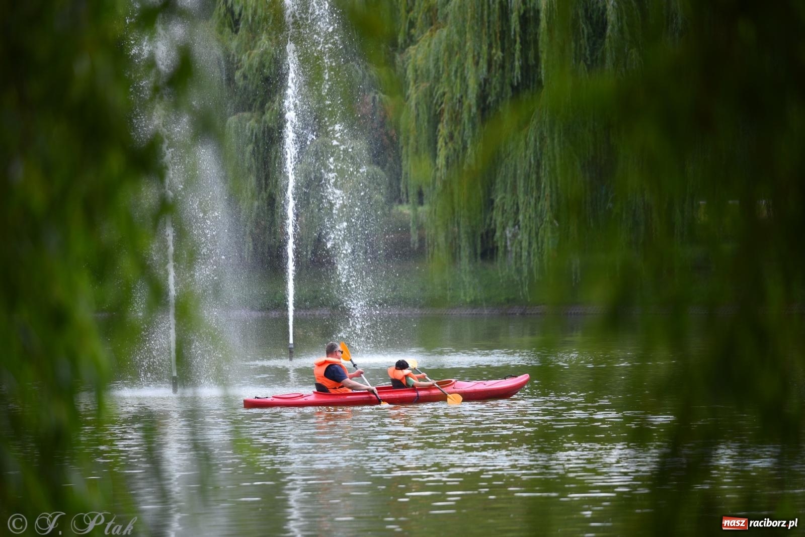 Zdjęcie w galerii na portalu naszraciborz.pl: Pożegnanie lata z Fundacją PORT – bezpłatny spływ kajakowy w Parku im. Miasta Roth wiadomości z regionu
