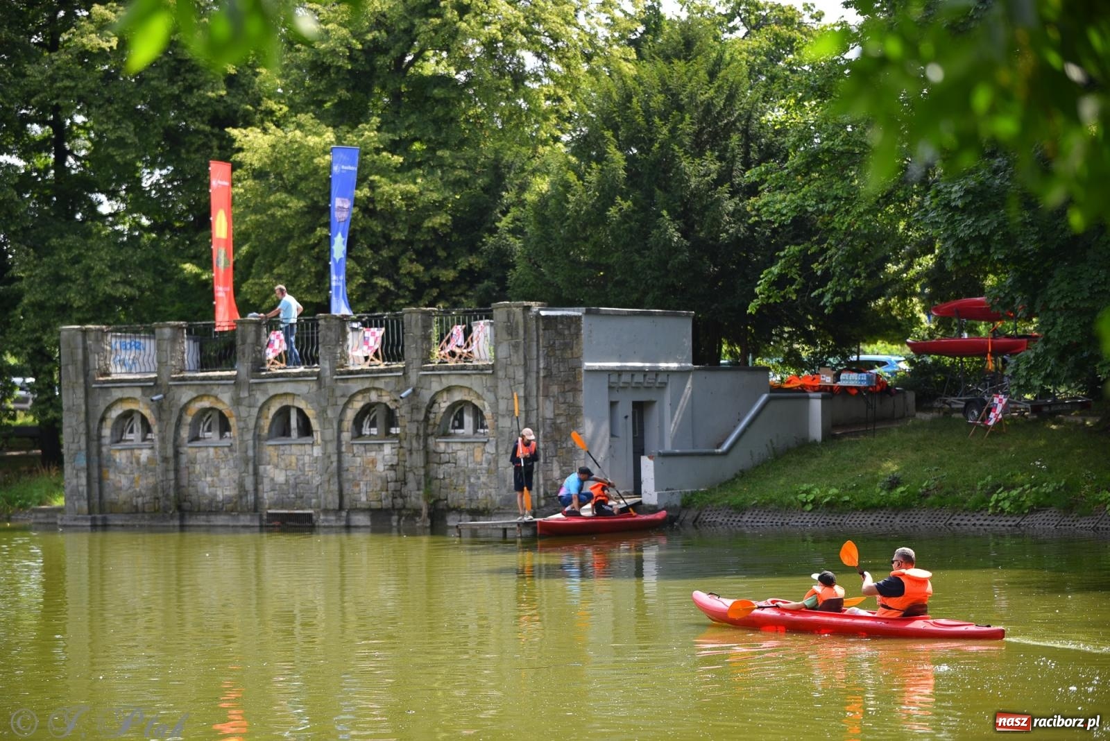 Zdjęcie w galerii na portalu naszraciborz.pl: Pożegnanie lata z Fundacją PORT – bezpłatny spływ kajakowy w Parku im. Miasta Roth wiadomości z regionu