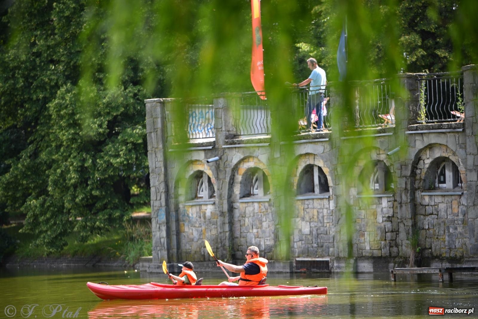 Zdjęcie w galerii na portalu naszraciborz.pl: Pożegnanie lata z Fundacją PORT – bezpłatny spływ kajakowy w Parku im. Miasta Roth wiadomości z regionu