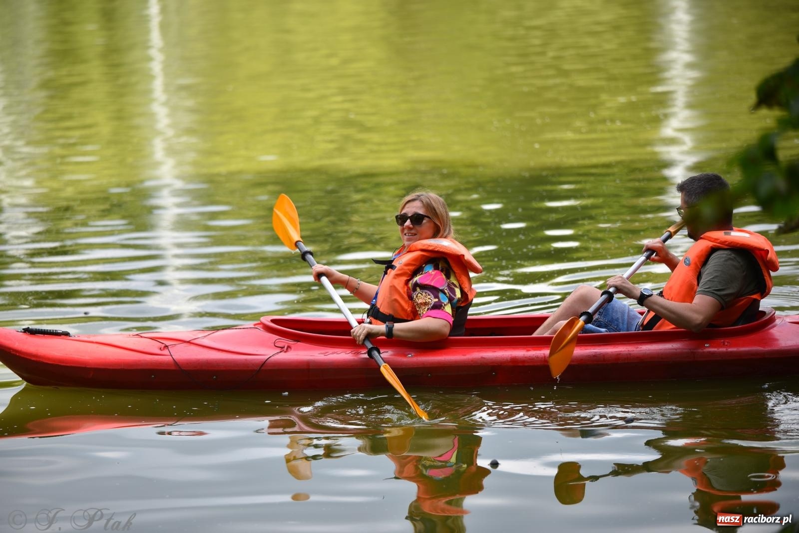 Zdjęcie w galerii na portalu naszraciborz.pl: Pożegnanie lata z Fundacją PORT – bezpłatny spływ kajakowy w Parku im. Miasta Roth wiadomości z regionu
