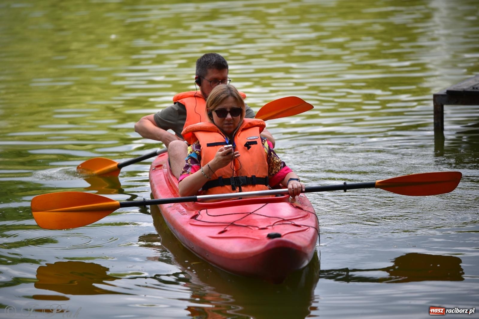 Zdjęcie w galerii na portalu naszraciborz.pl: Pożegnanie lata z Fundacją PORT – bezpłatny spływ kajakowy w Parku im. Miasta Roth wiadomości z regionu