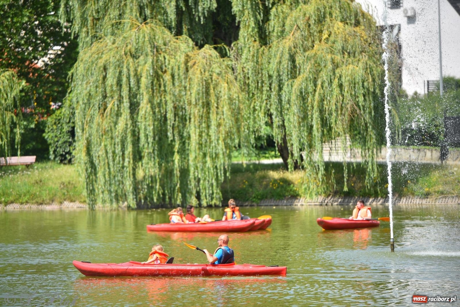 Zdjęcie w galerii na portalu naszraciborz.pl: Pożegnanie lata z Fundacją PORT – bezpłatny spływ kajakowy w Parku im. Miasta Roth wiadomości z regionu