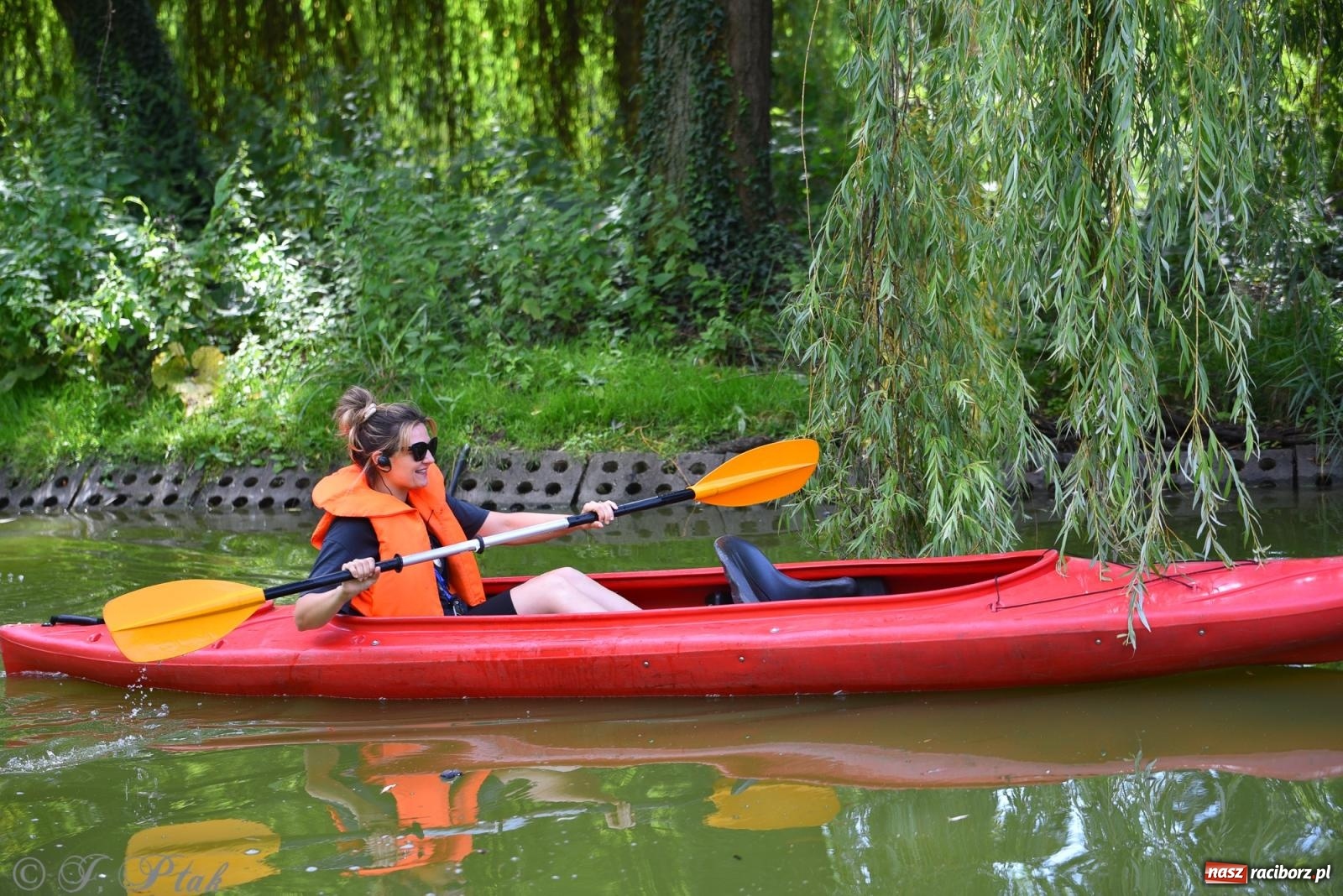 Zdjęcie w galerii na portalu naszraciborz.pl: Pożegnanie lata z Fundacją PORT – bezpłatny spływ kajakowy w Parku im. Miasta Roth wiadomości z regionu