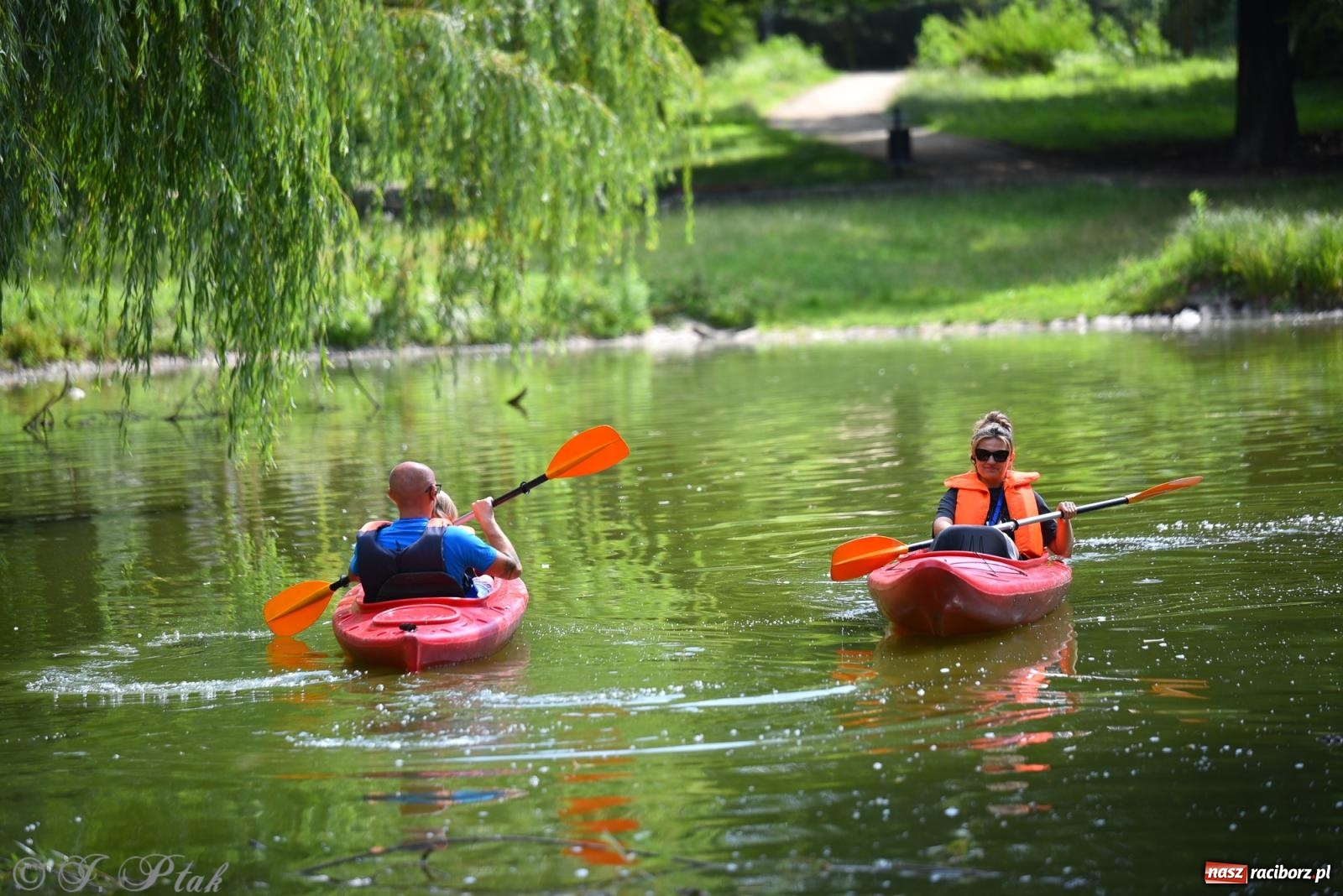 Zdjęcie w galerii na portalu naszraciborz.pl: Pożegnanie lata z Fundacją PORT – bezpłatny spływ kajakowy w Parku im. Miasta Roth wiadomości z regionu