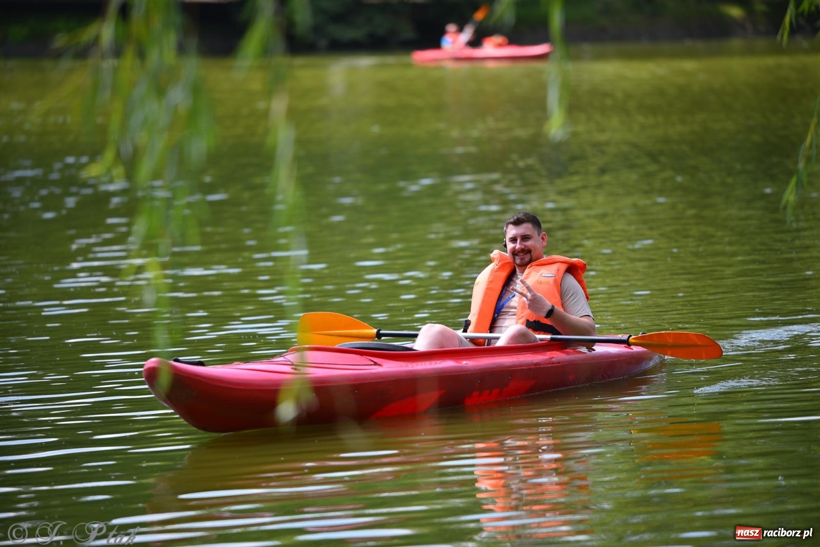 Zdjęcie w galerii na portalu naszraciborz.pl: Pożegnanie lata z Fundacją PORT – bezpłatny spływ kajakowy w Parku im. Miasta Roth wiadomości z regionu