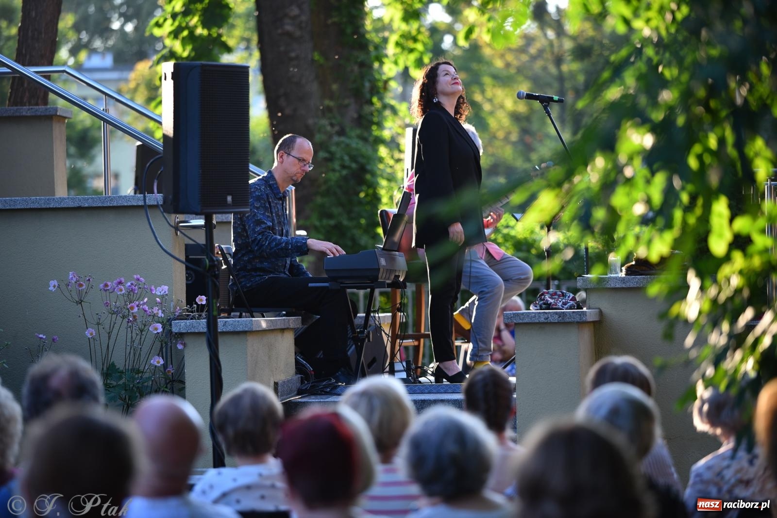 Zdjęcie w galerii na portalu naszraciborz.pl: Liryka, ballada i magia słowa – wieczór z Agnieszką Grochowicz na schodach książnicy wiadomości z regionu