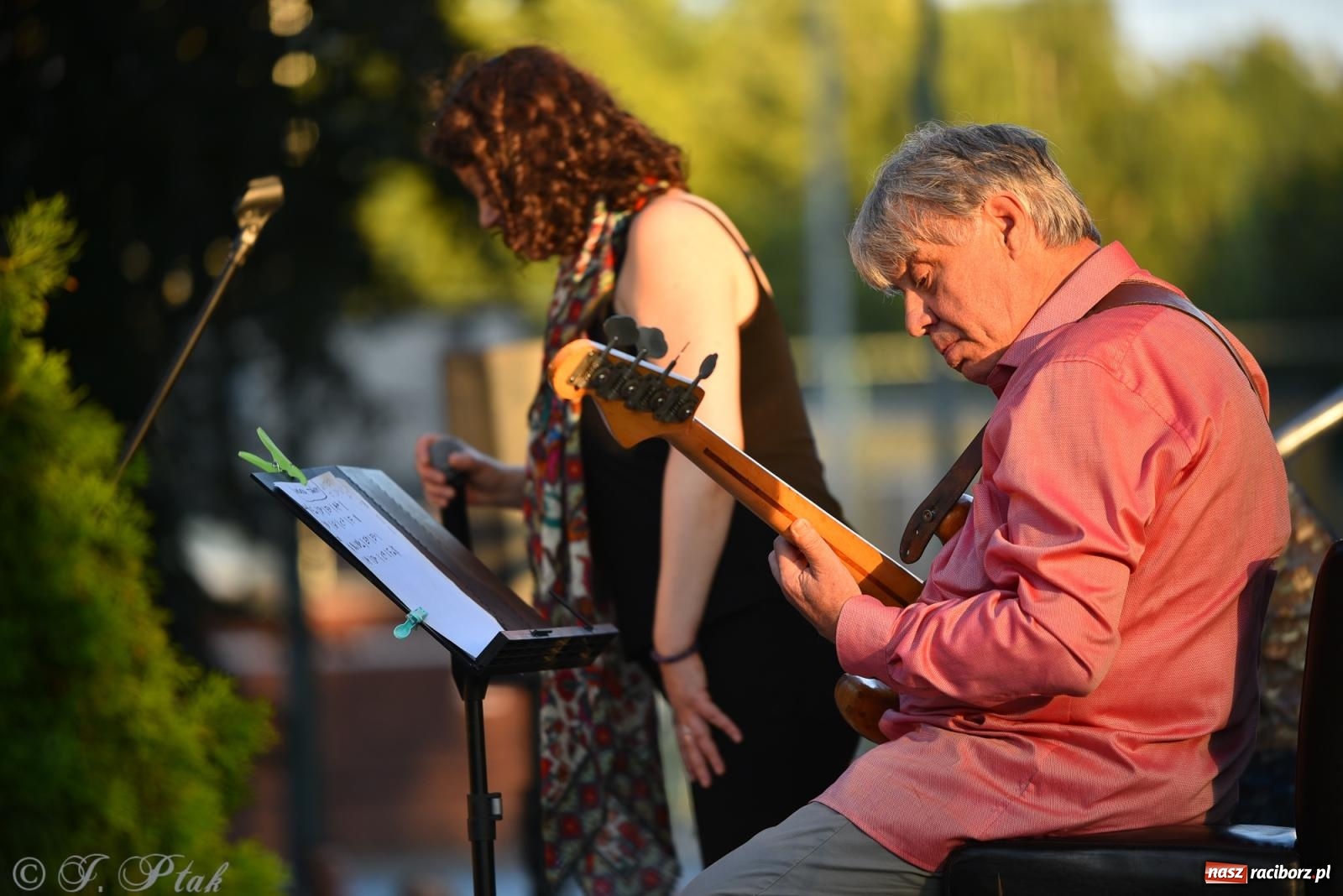 Zdjęcie w galerii na portalu naszraciborz.pl: Liryka, ballada i magia słowa – wieczór z Agnieszką Grochowicz na schodach książnicy wiadomości z regionu