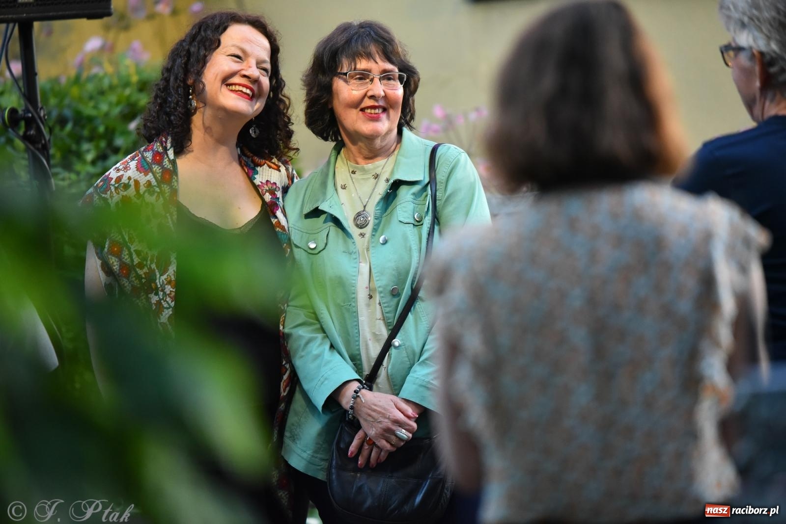 Zdjęcie w galerii na portalu naszraciborz.pl: Liryka, ballada i magia słowa – wieczór z Agnieszką Grochowicz na schodach książnicy wiadomości z regionu