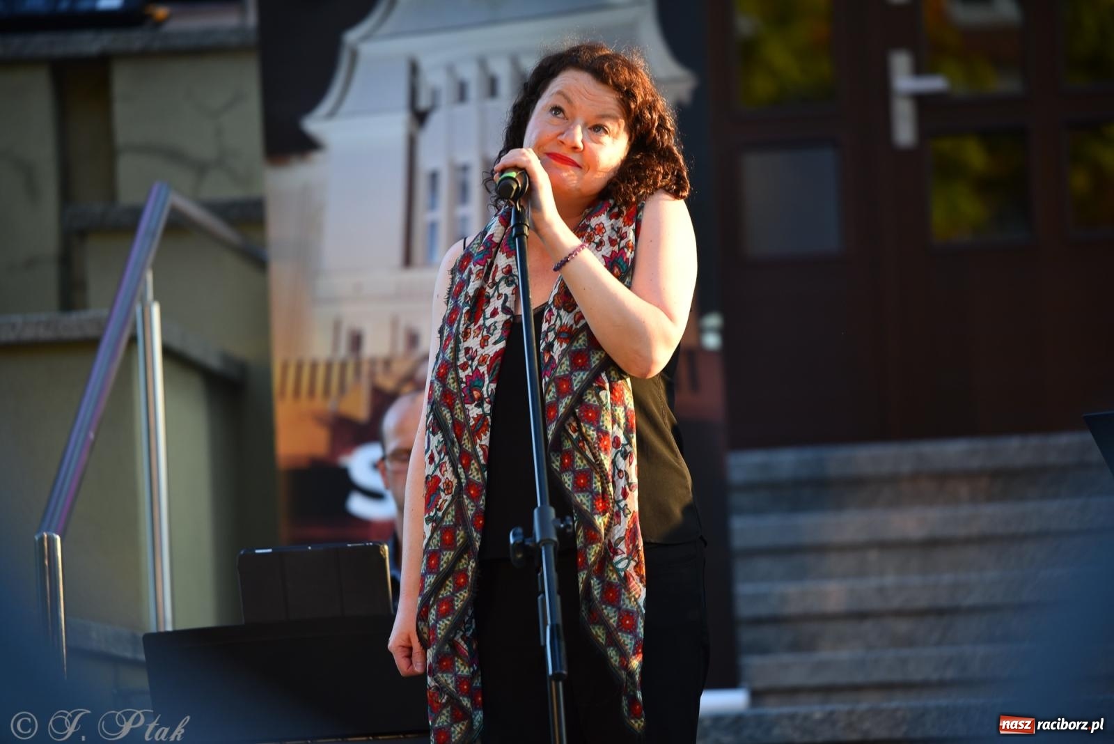 Zdjęcie w galerii na portalu naszraciborz.pl: Liryka, ballada i magia słowa – wieczór z Agnieszką Grochowicz na schodach książnicy wiadomości z regionu