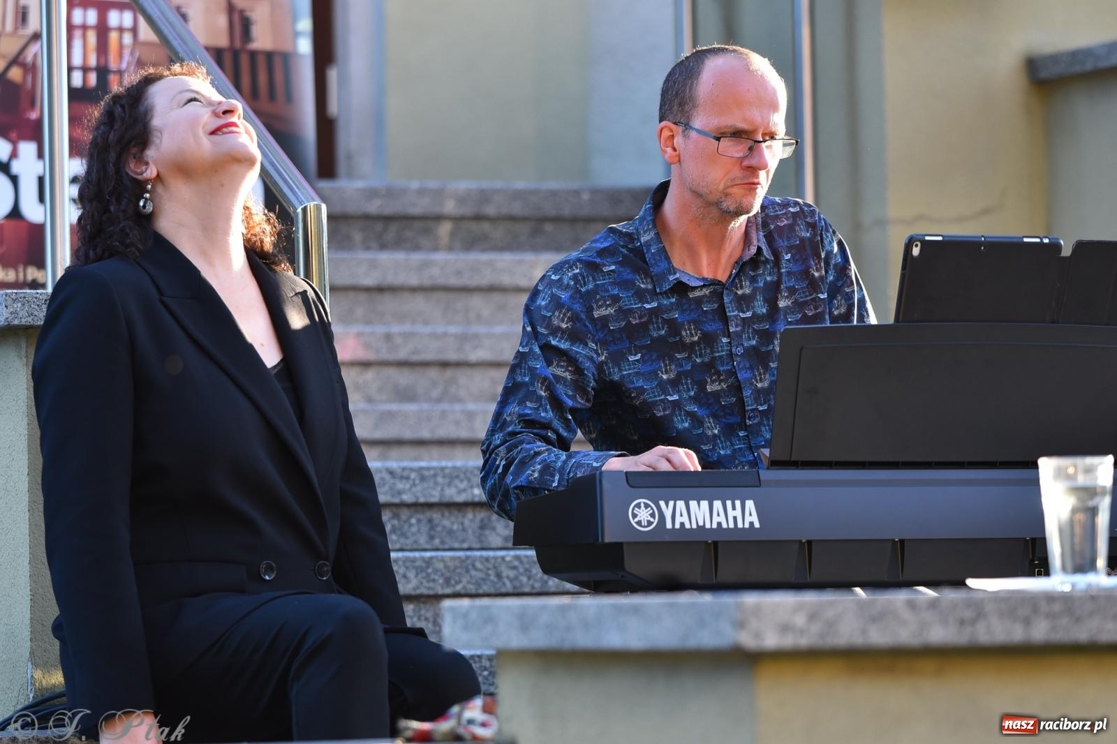 Zdjęcie w galerii na portalu naszraciborz.pl: Liryka, ballada i magia słowa – wieczór z Agnieszką Grochowicz na schodach książnicy wiadomości z regionu