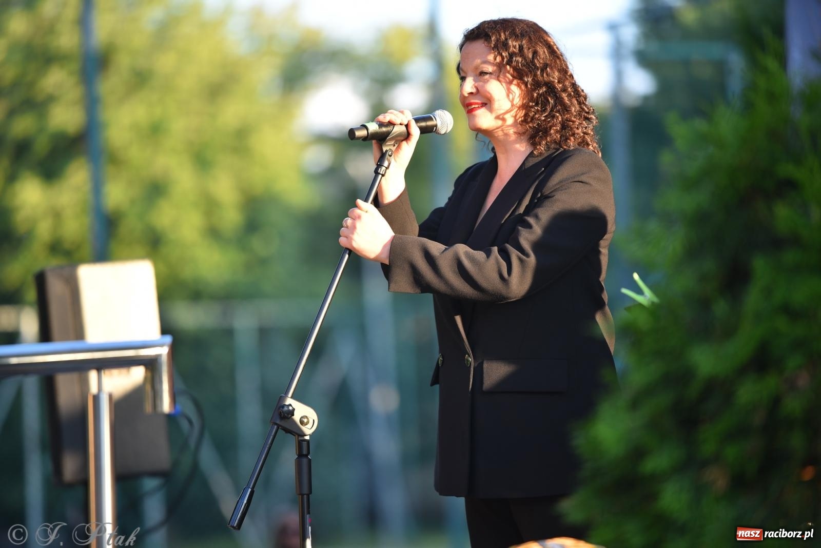 Zdjęcie w galerii na portalu naszraciborz.pl: Liryka, ballada i magia słowa – wieczór z Agnieszką Grochowicz na schodach książnicy wiadomości z regionu