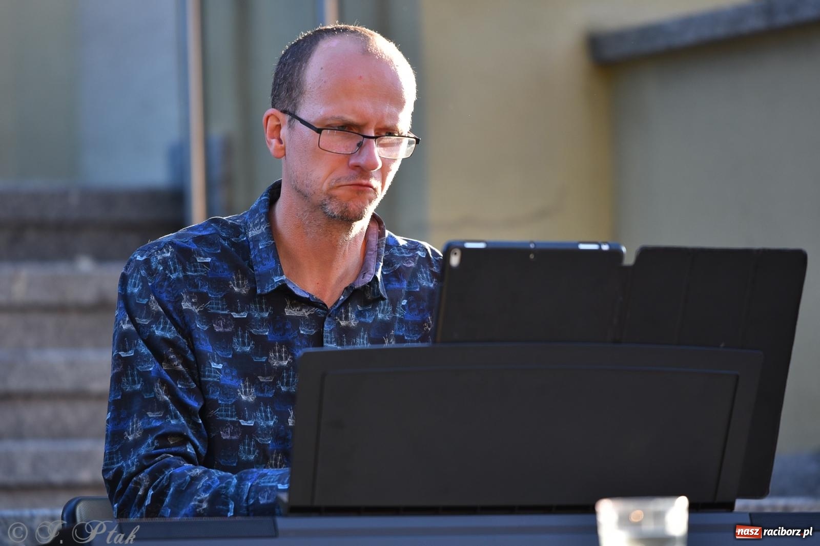 Zdjęcie w galerii na portalu naszraciborz.pl: Liryka, ballada i magia słowa – wieczór z Agnieszką Grochowicz na schodach książnicy wiadomości z regionu