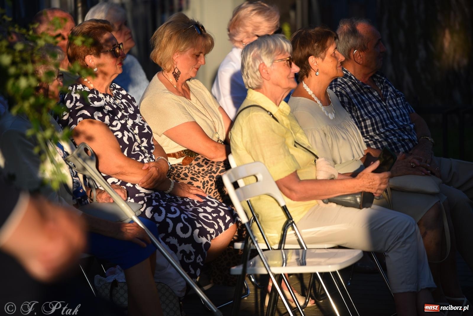 Zdjęcie w galerii na portalu naszraciborz.pl: Liryka, ballada i magia słowa – wieczór z Agnieszką Grochowicz na schodach książnicy wiadomości z regionu