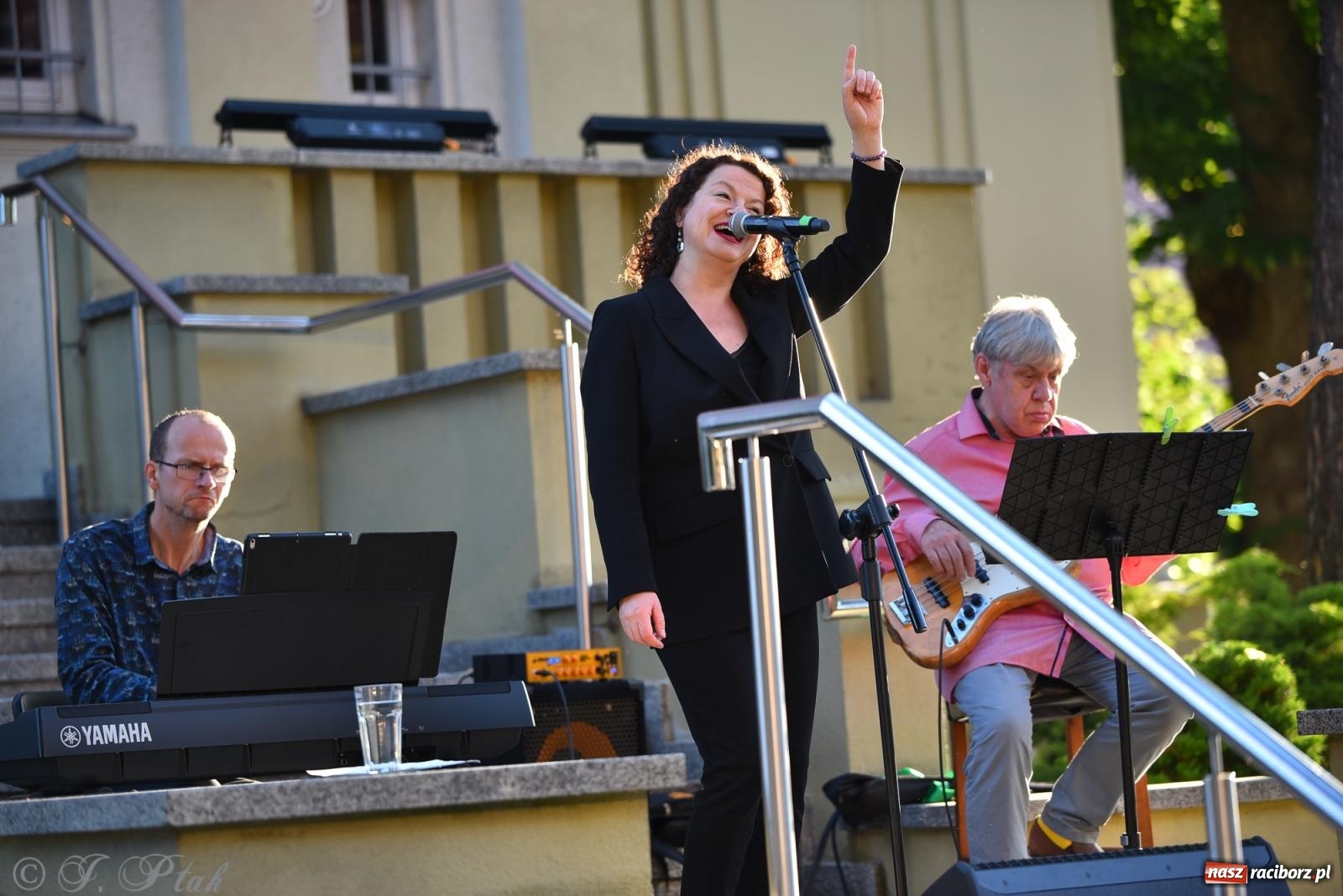 Zdjęcie w galerii na portalu naszraciborz.pl: Liryka, ballada i magia słowa – wieczór z Agnieszką Grochowicz na schodach książnicy wiadomości z regionu