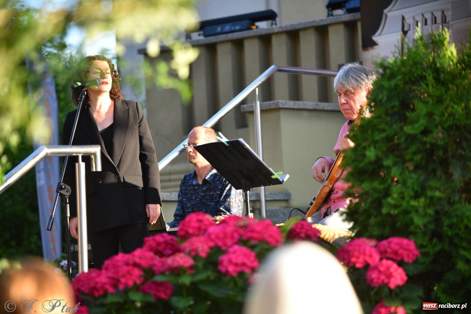 Zdjęcie w galerii na portalu naszraciborz.pl: Liryka, ballada i magia słowa – wieczór z Agnieszką Grochowicz na schodach książnicy wiadomości z regionu