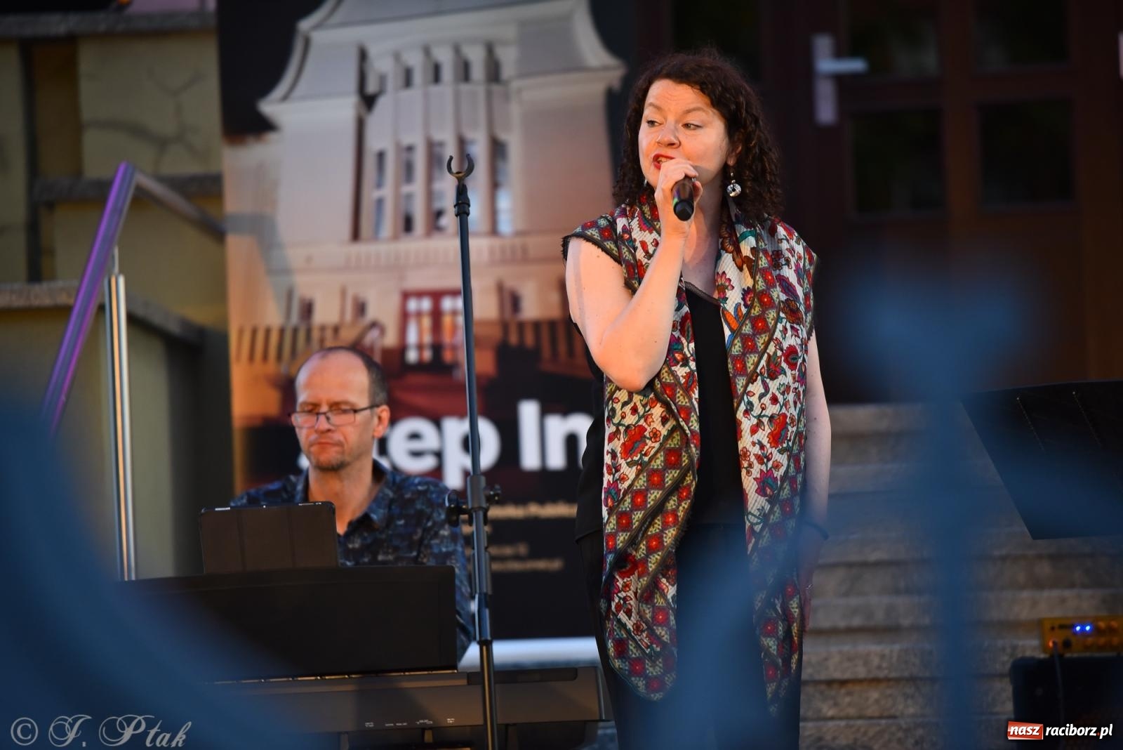 Zdjęcie w galerii na portalu naszraciborz.pl: Liryka, ballada i magia słowa – wieczór z Agnieszką Grochowicz na schodach książnicy wiadomości z regionu