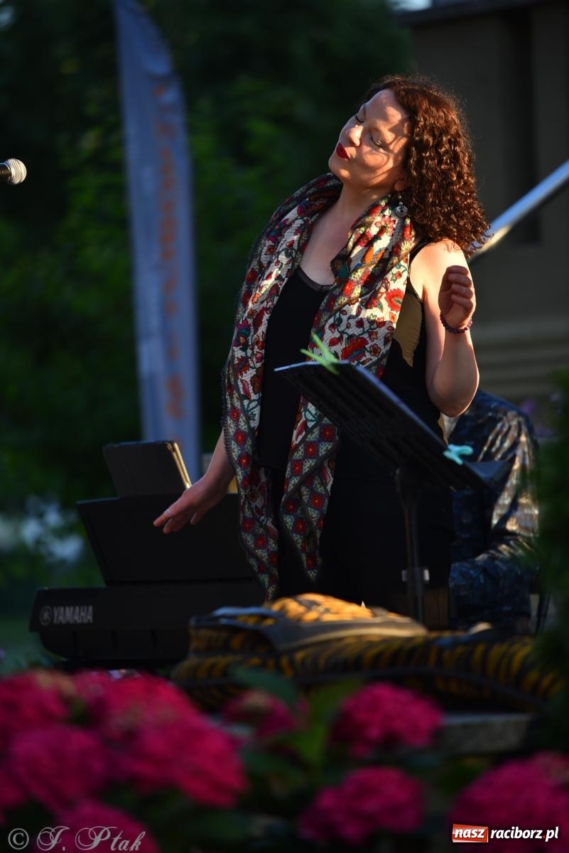 Zdjęcie w galerii na portalu naszraciborz.pl: Liryka, ballada i magia słowa – wieczór z Agnieszką Grochowicz na schodach książnicy wiadomości z regionu