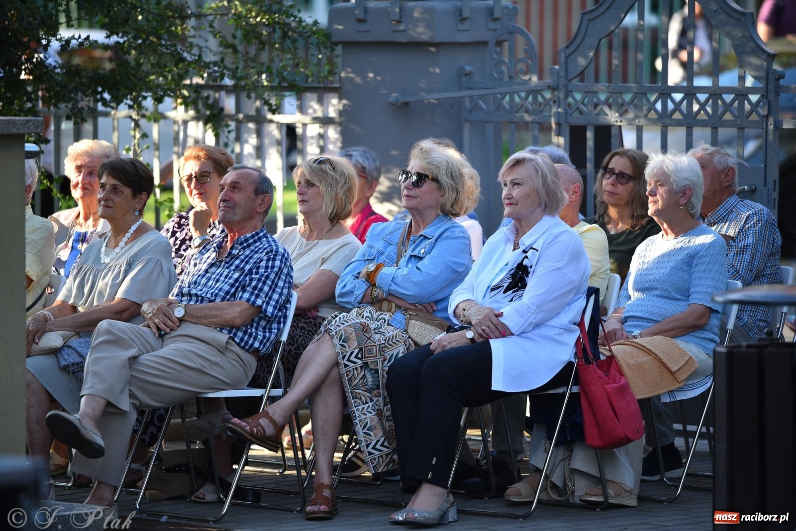 Zdjęcie w galerii na portalu naszraciborz.pl: Liryka, ballada i magia słowa – wieczór z Agnieszką Grochowicz na schodach książnicy wiadomości z regionu