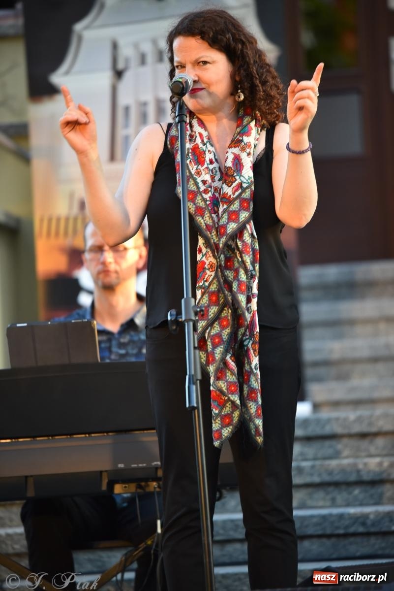 Zdjęcie w galerii na portalu naszraciborz.pl: Liryka, ballada i magia słowa – wieczór z Agnieszką Grochowicz na schodach książnicy wiadomości z regionu