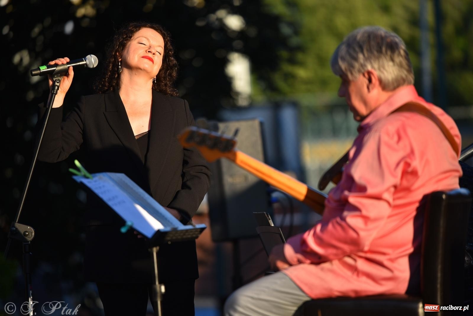 Zdjęcie w galerii na portalu naszraciborz.pl: Liryka, ballada i magia słowa – wieczór z Agnieszką Grochowicz na schodach książnicy wiadomości z regionu