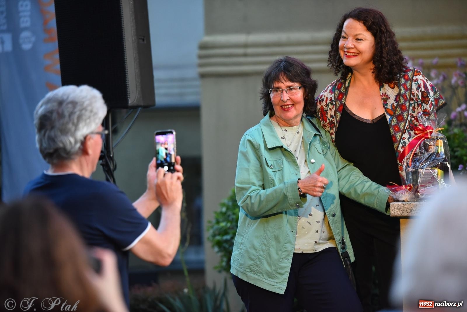 Zdjęcie w galerii na portalu naszraciborz.pl: Liryka, ballada i magia słowa – wieczór z Agnieszką Grochowicz na schodach książnicy wiadomości z regionu