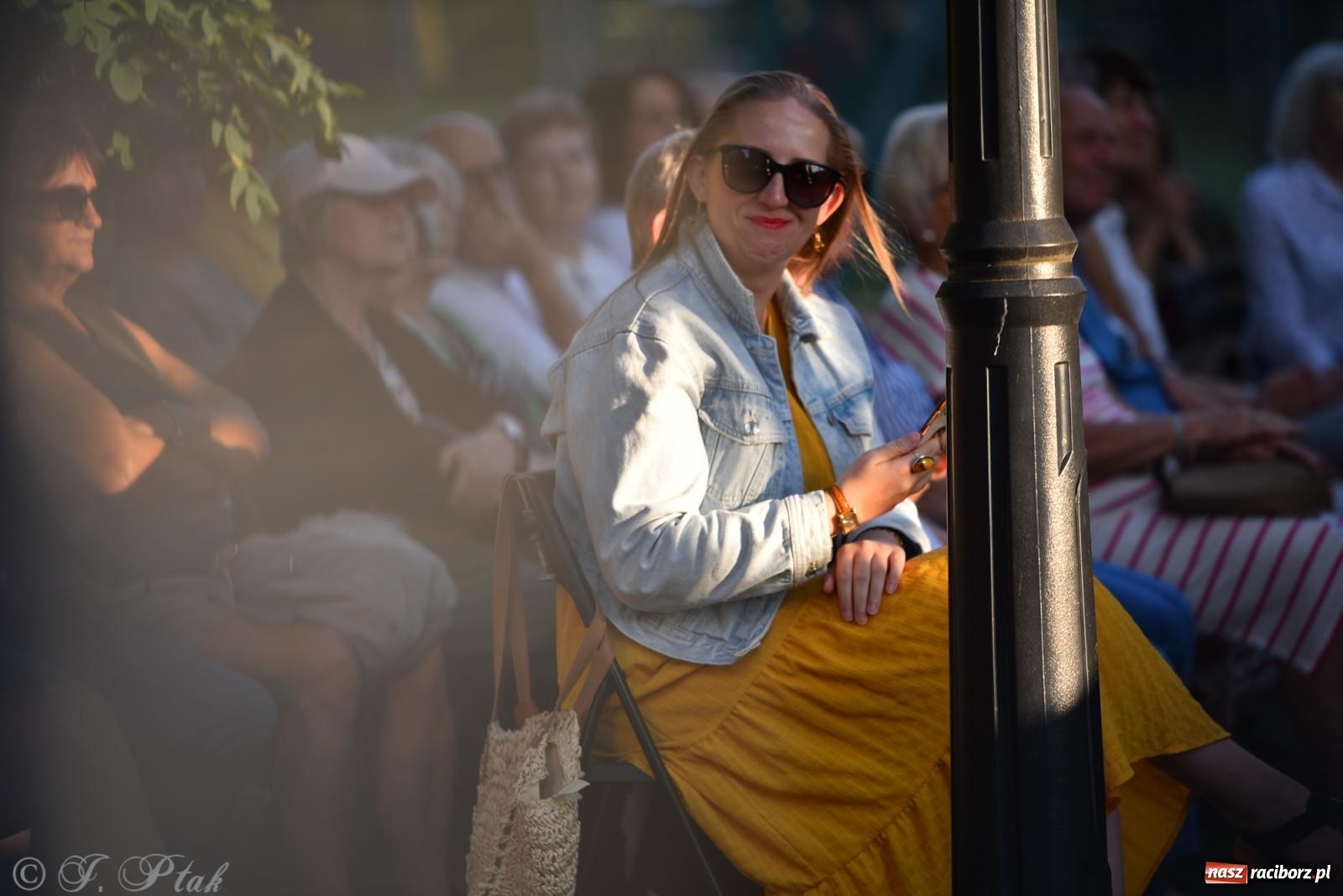 Zdjęcie w galerii na portalu naszraciborz.pl: Liryka, ballada i magia słowa – wieczór z Agnieszką Grochowicz na schodach książnicy wiadomości z regionu