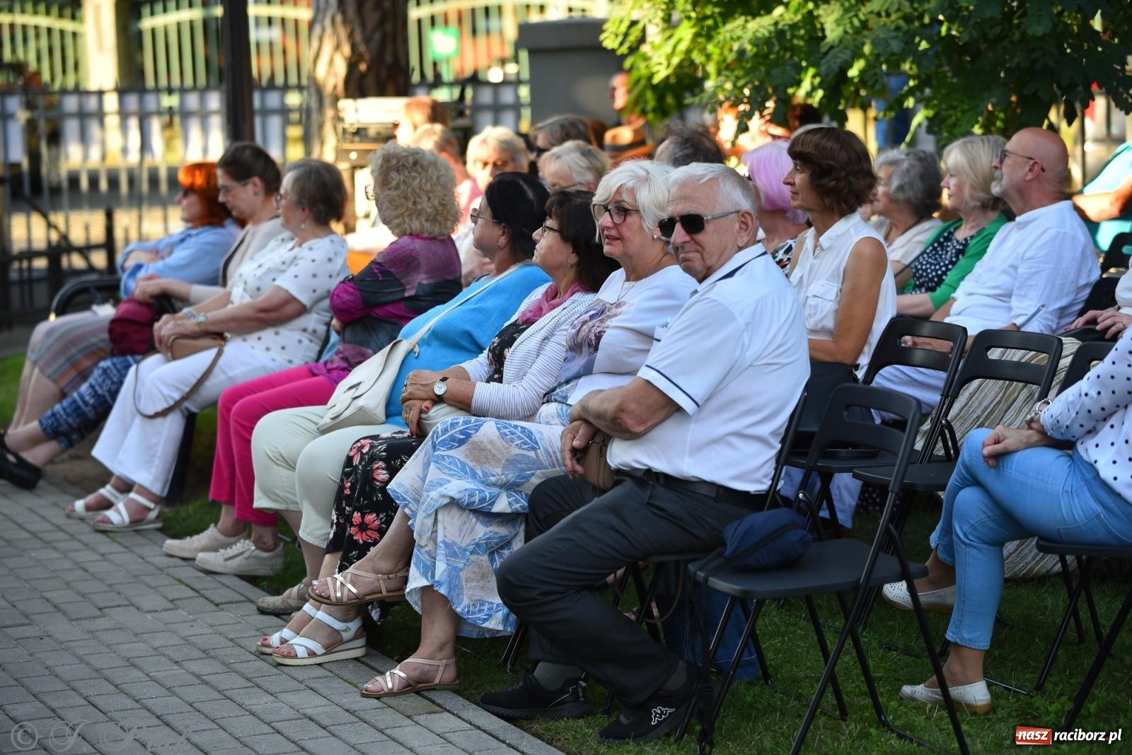 Zdjęcie w galerii na portalu naszraciborz.pl: Liryka, ballada i magia słowa – wieczór z Agnieszką Grochowicz na schodach książnicy wiadomości z regionu