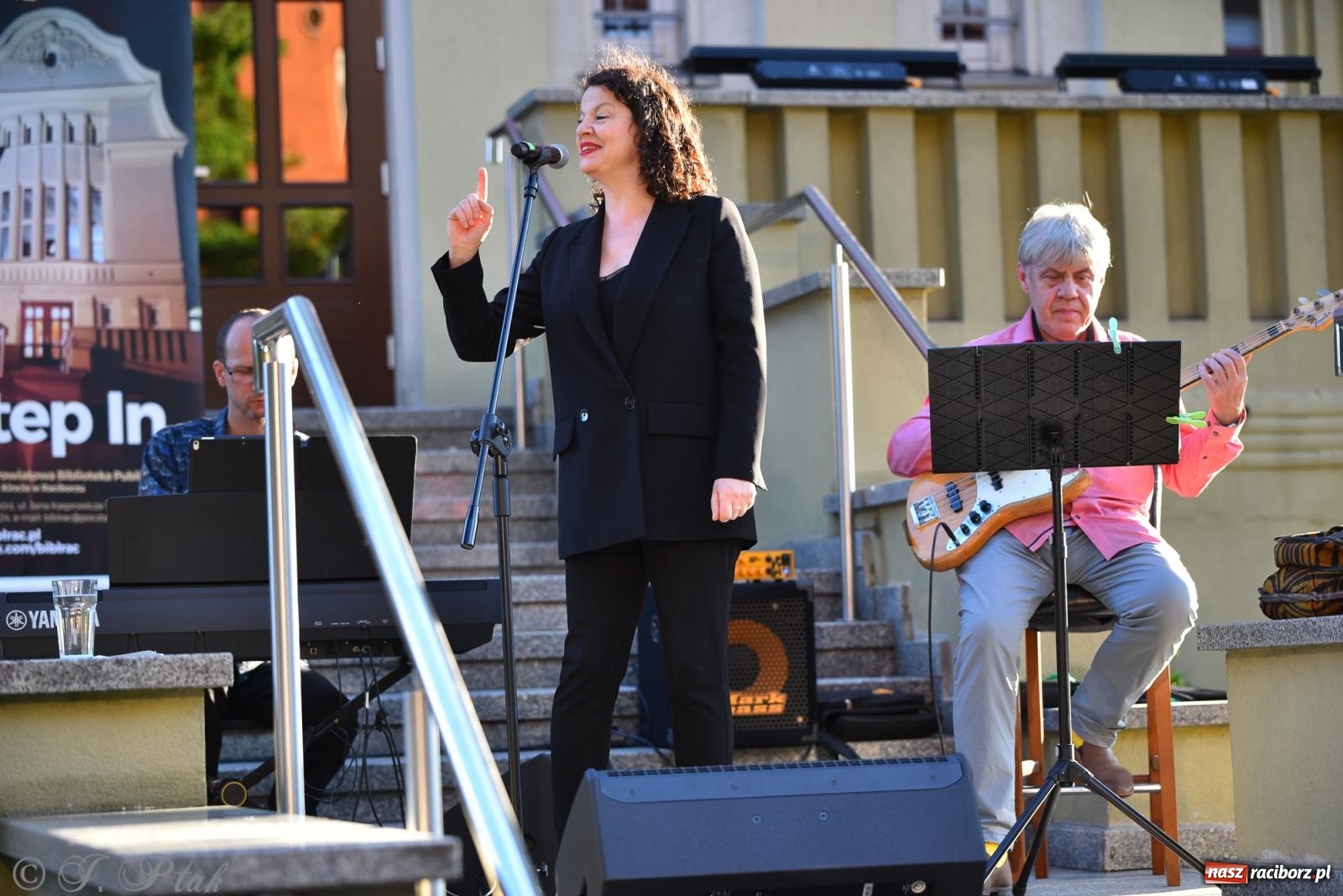 Zdjęcie w galerii na portalu naszraciborz.pl: Liryka, ballada i magia słowa – wieczór z Agnieszką Grochowicz na schodach książnicy wiadomości z regionu