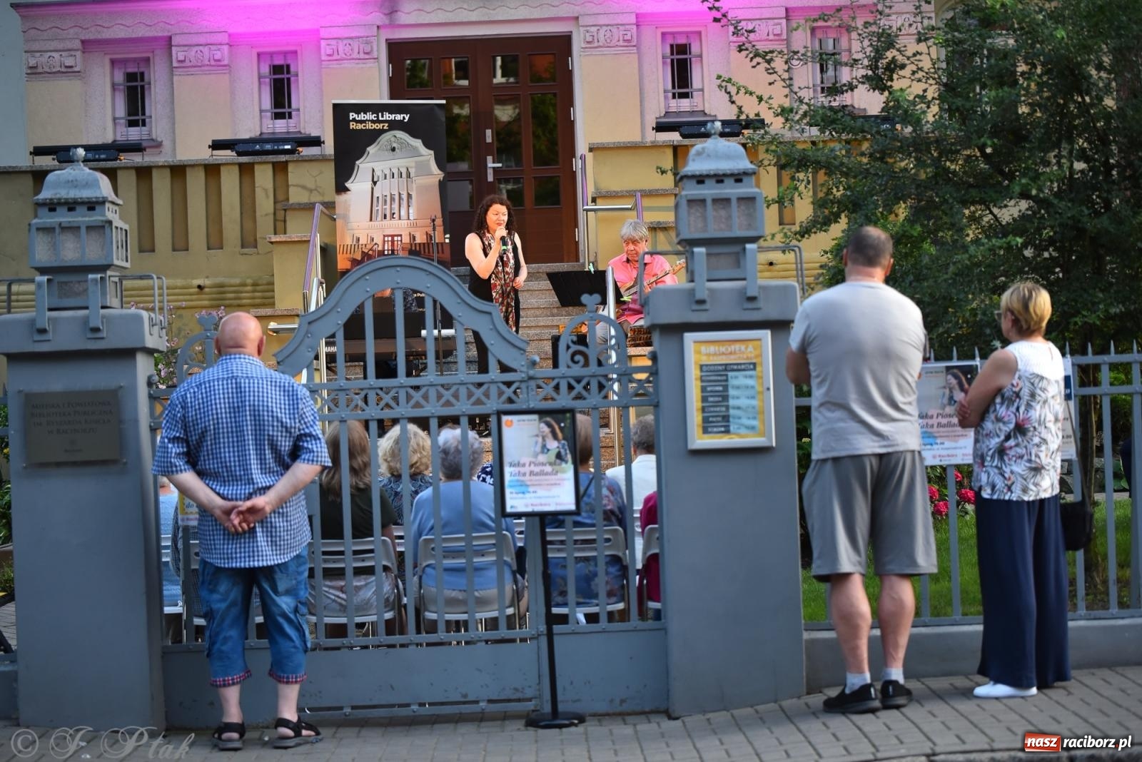 Zdjęcie w galerii na portalu naszraciborz.pl: Liryka, ballada i magia słowa – wieczór z Agnieszką Grochowicz na schodach książnicy wiadomości z regionu