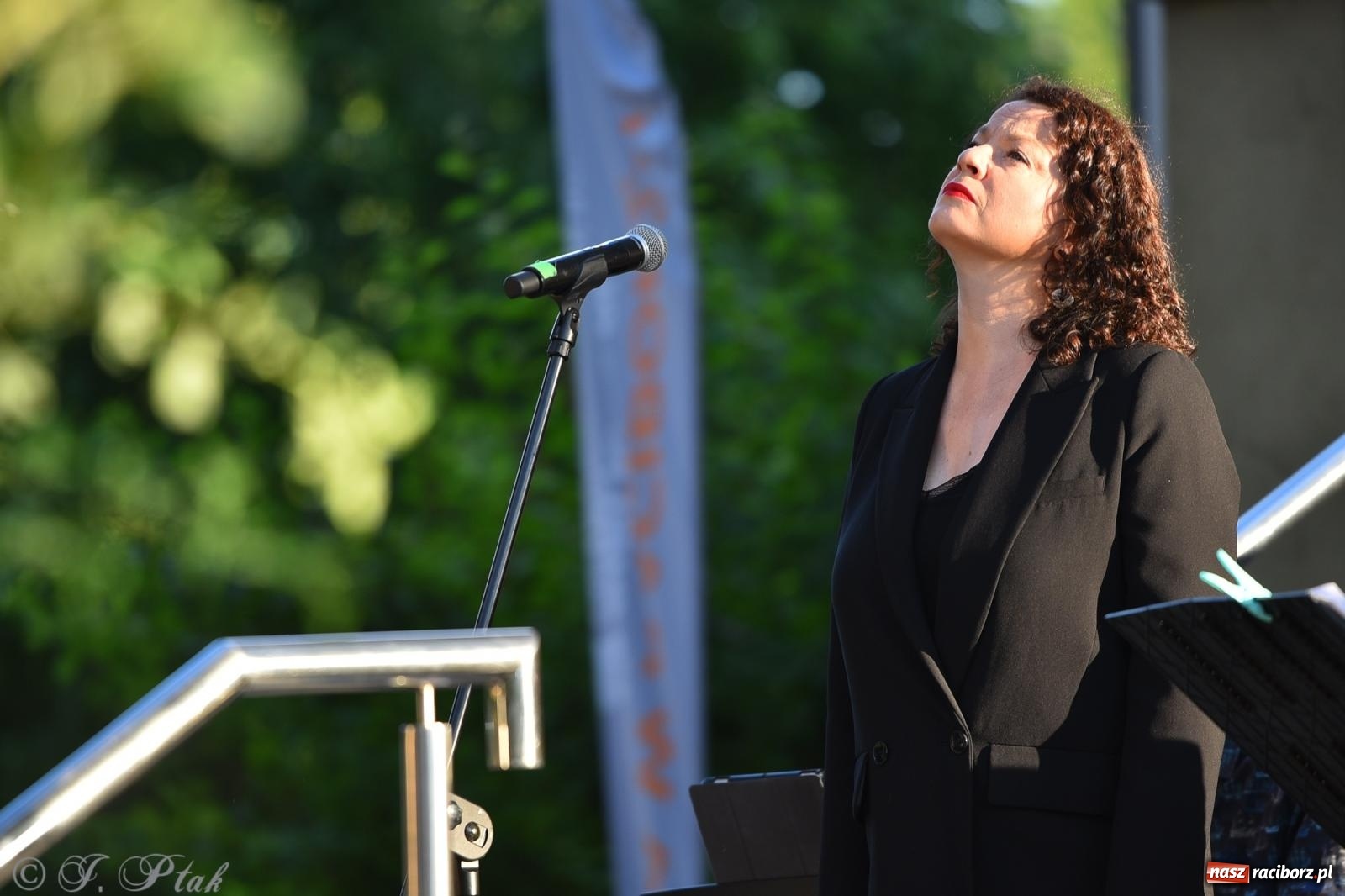 Zdjęcie w galerii na portalu naszraciborz.pl: Liryka, ballada i magia słowa – wieczór z Agnieszką Grochowicz na schodach książnicy wiadomości z regionu