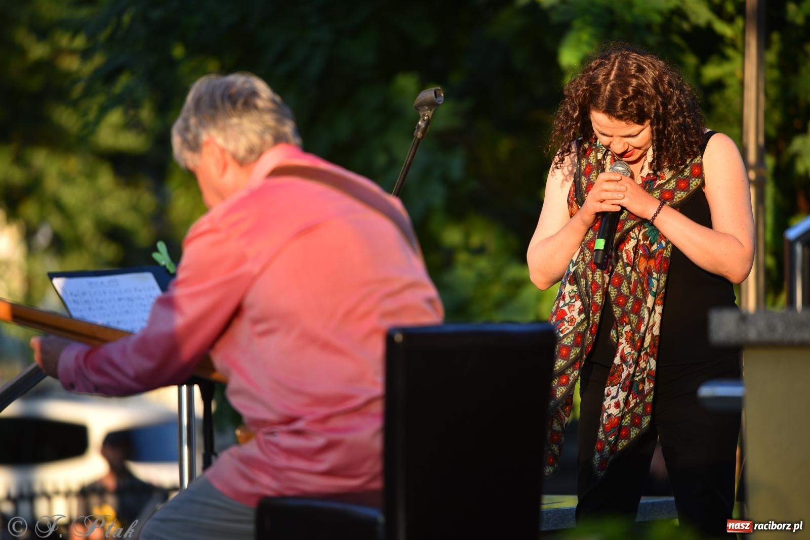 Zdjęcie w galerii na portalu naszraciborz.pl: Liryka, ballada i magia słowa – wieczór z Agnieszką Grochowicz na schodach książnicy wiadomości z regionu