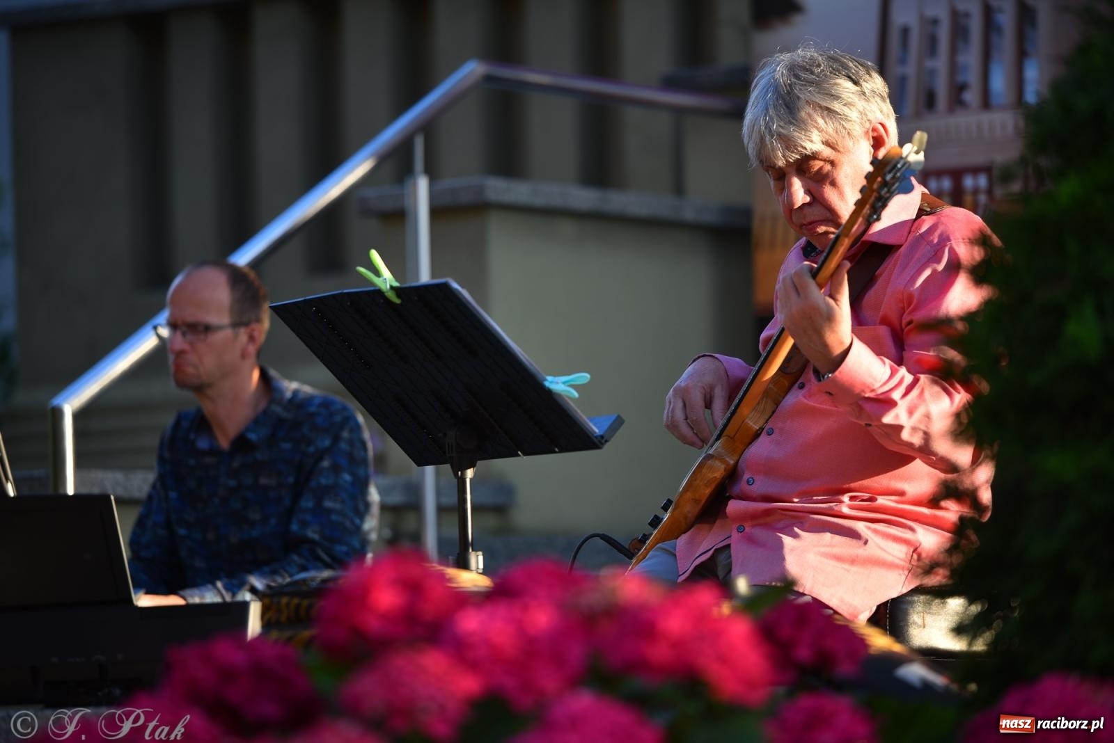 Zdjęcie w galerii na portalu naszraciborz.pl: Liryka, ballada i magia słowa – wieczór z Agnieszką Grochowicz na schodach książnicy wiadomości z regionu