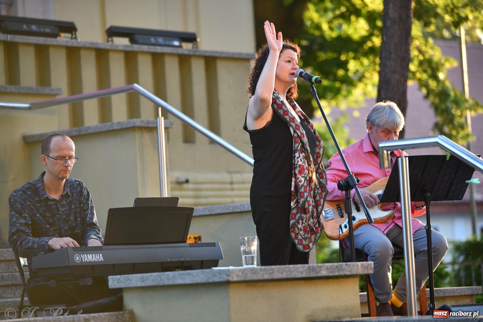 Zdjęcie w galerii na portalu naszraciborz.pl: Liryka, ballada i magia słowa – wieczór z Agnieszką Grochowicz na schodach książnicy wiadomości z regionu