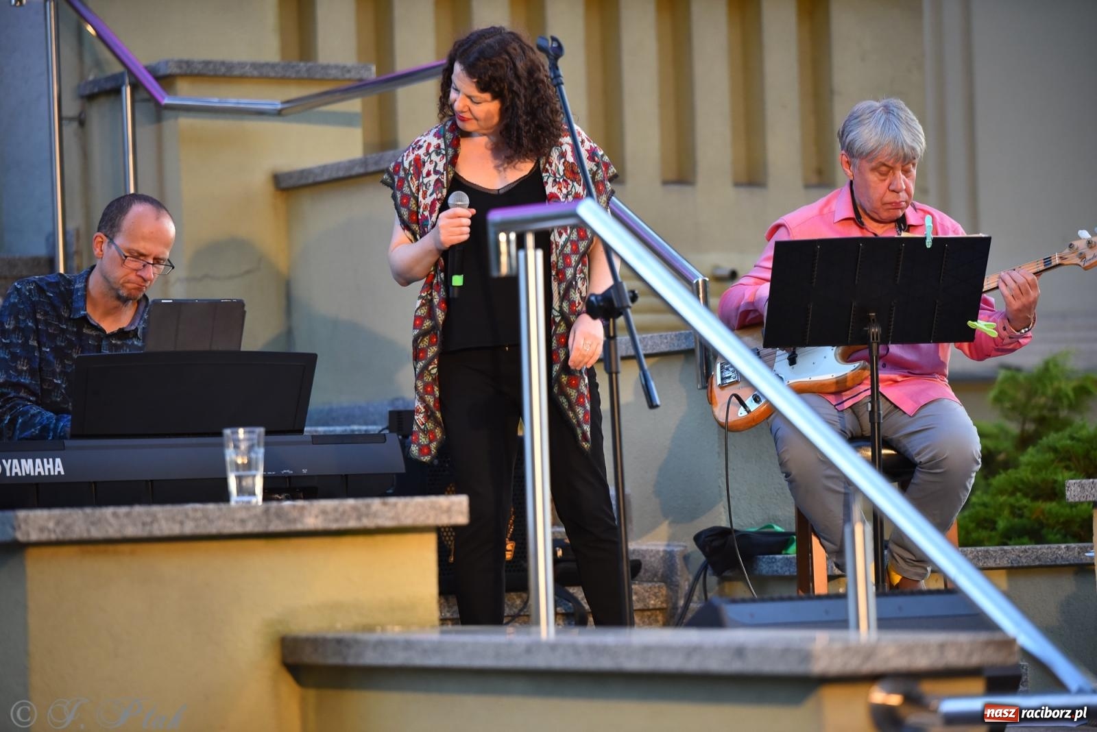 Zdjęcie w galerii na portalu naszraciborz.pl: Liryka, ballada i magia słowa – wieczór z Agnieszką Grochowicz na schodach książnicy wiadomości z regionu