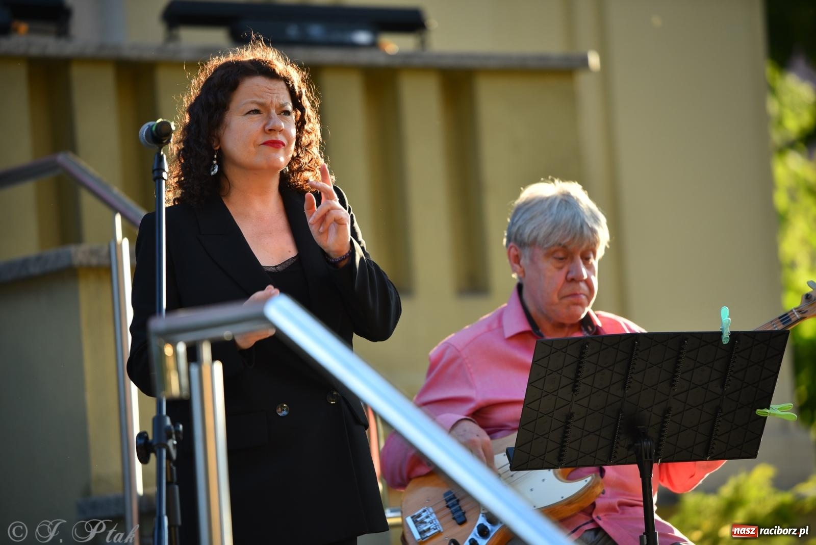 Zdjęcie w galerii na portalu naszraciborz.pl: Liryka, ballada i magia słowa – wieczór z Agnieszką Grochowicz na schodach książnicy wiadomości z regionu