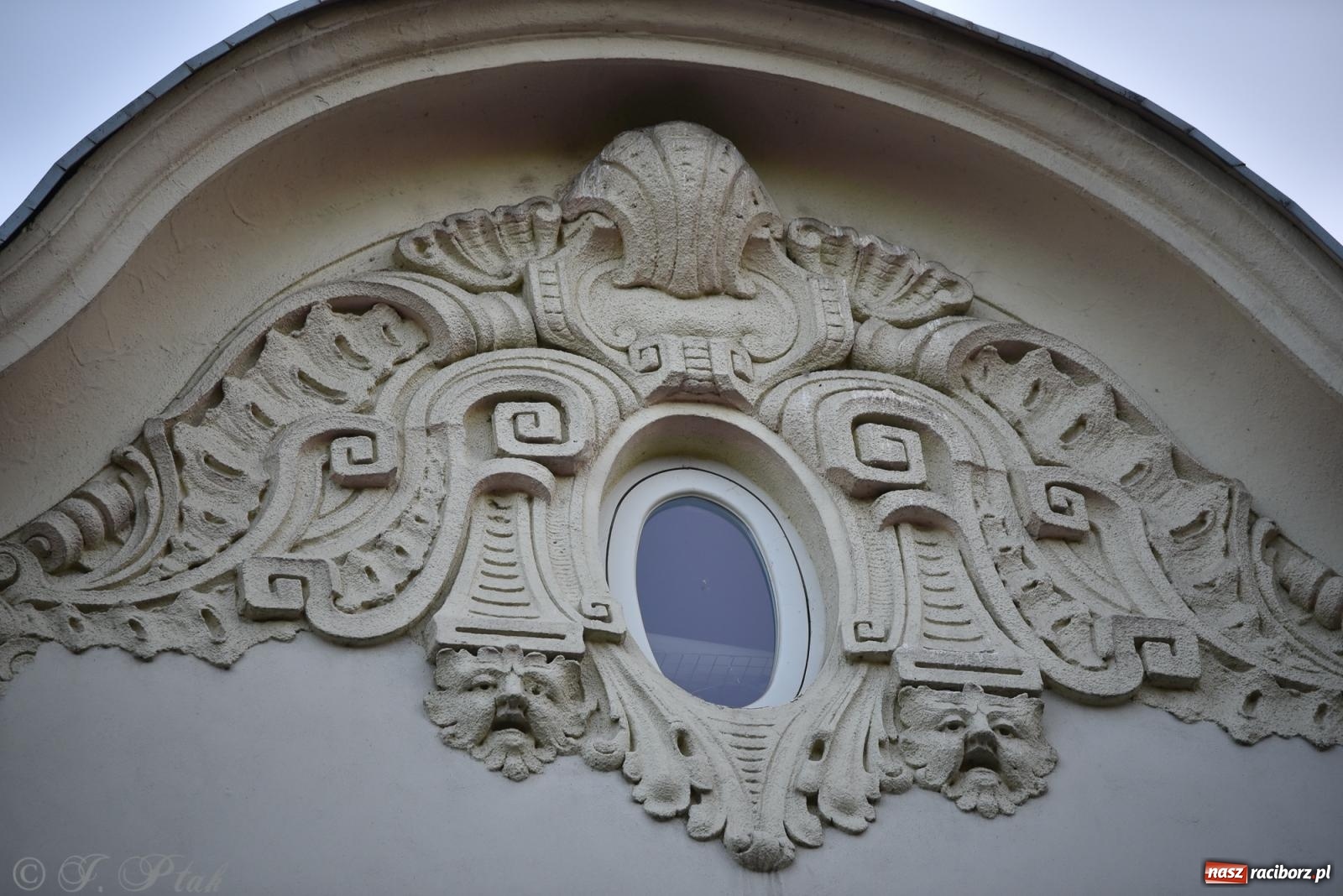 Zdjęcie w galerii na portalu naszraciborz.pl: Liryka, ballada i magia słowa – wieczór z Agnieszką Grochowicz na schodach książnicy wiadomości z regionu