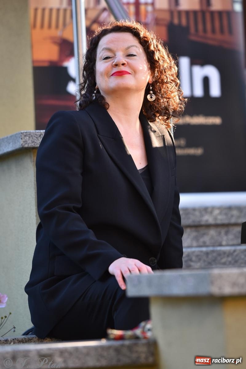 Zdjęcie w galerii na portalu naszraciborz.pl: Liryka, ballada i magia słowa – wieczór z Agnieszką Grochowicz na schodach książnicy wiadomości z regionu