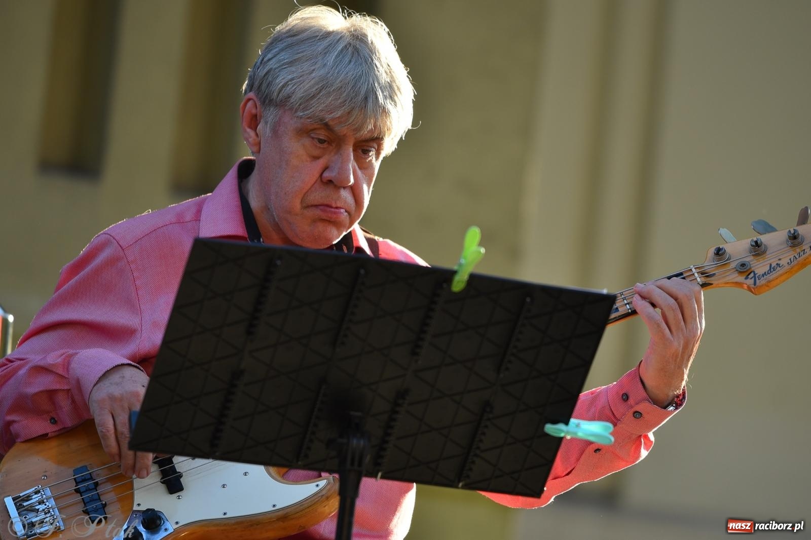 Zdjęcie w galerii na portalu naszraciborz.pl: Liryka, ballada i magia słowa – wieczór z Agnieszką Grochowicz na schodach książnicy wiadomości z regionu