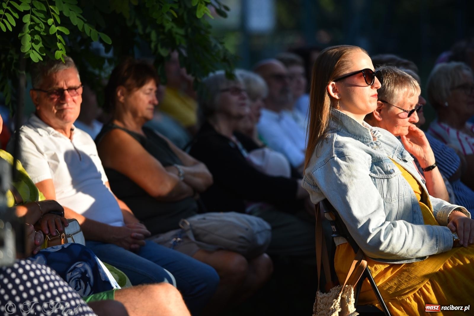 Zdjęcie w galerii na portalu naszraciborz.pl: Liryka, ballada i magia słowa – wieczór z Agnieszką Grochowicz na schodach książnicy wiadomości z regionu