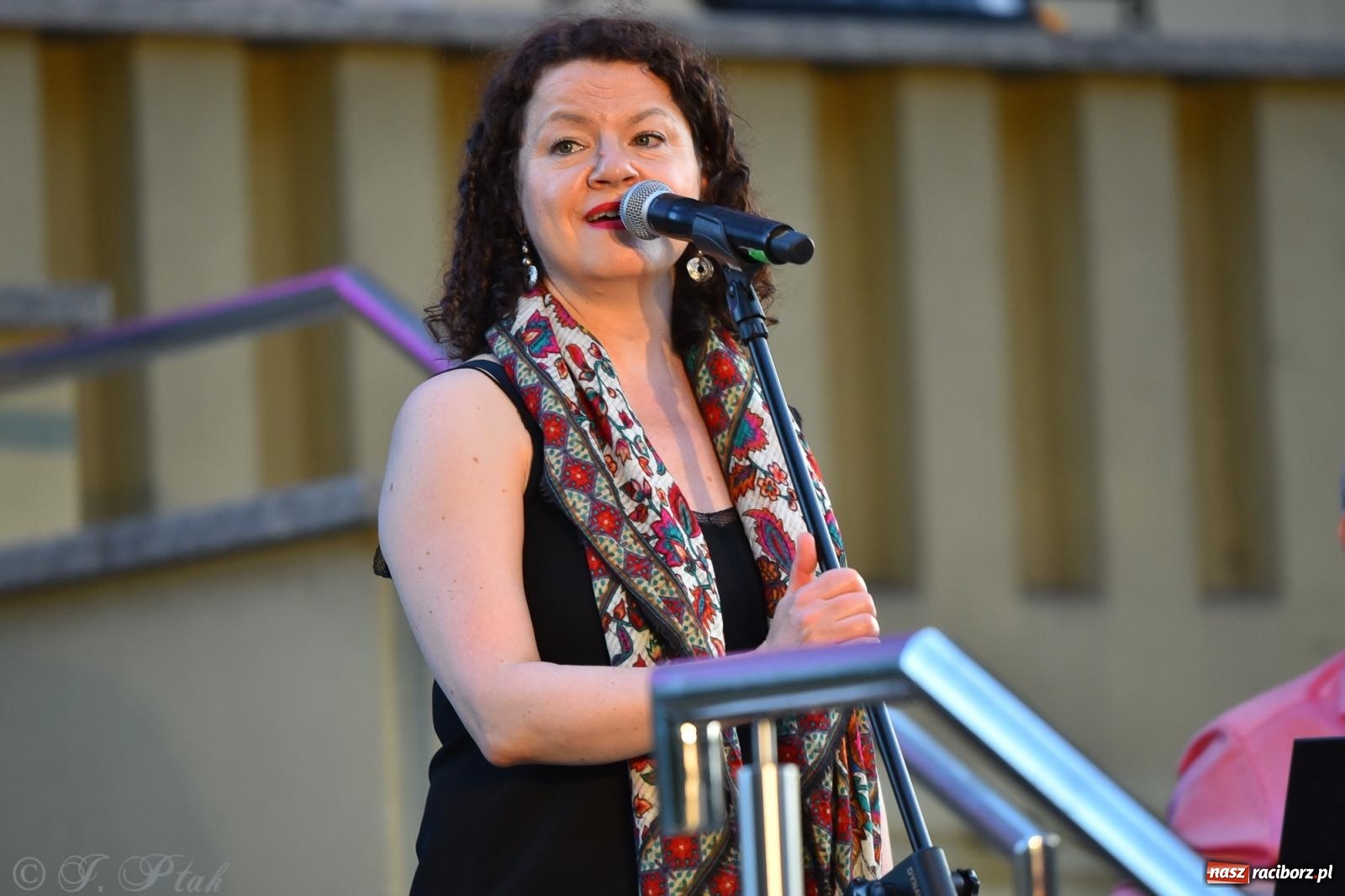 Zdjęcie w galerii na portalu naszraciborz.pl: Liryka, ballada i magia słowa – wieczór z Agnieszką Grochowicz na schodach książnicy wiadomości z regionu