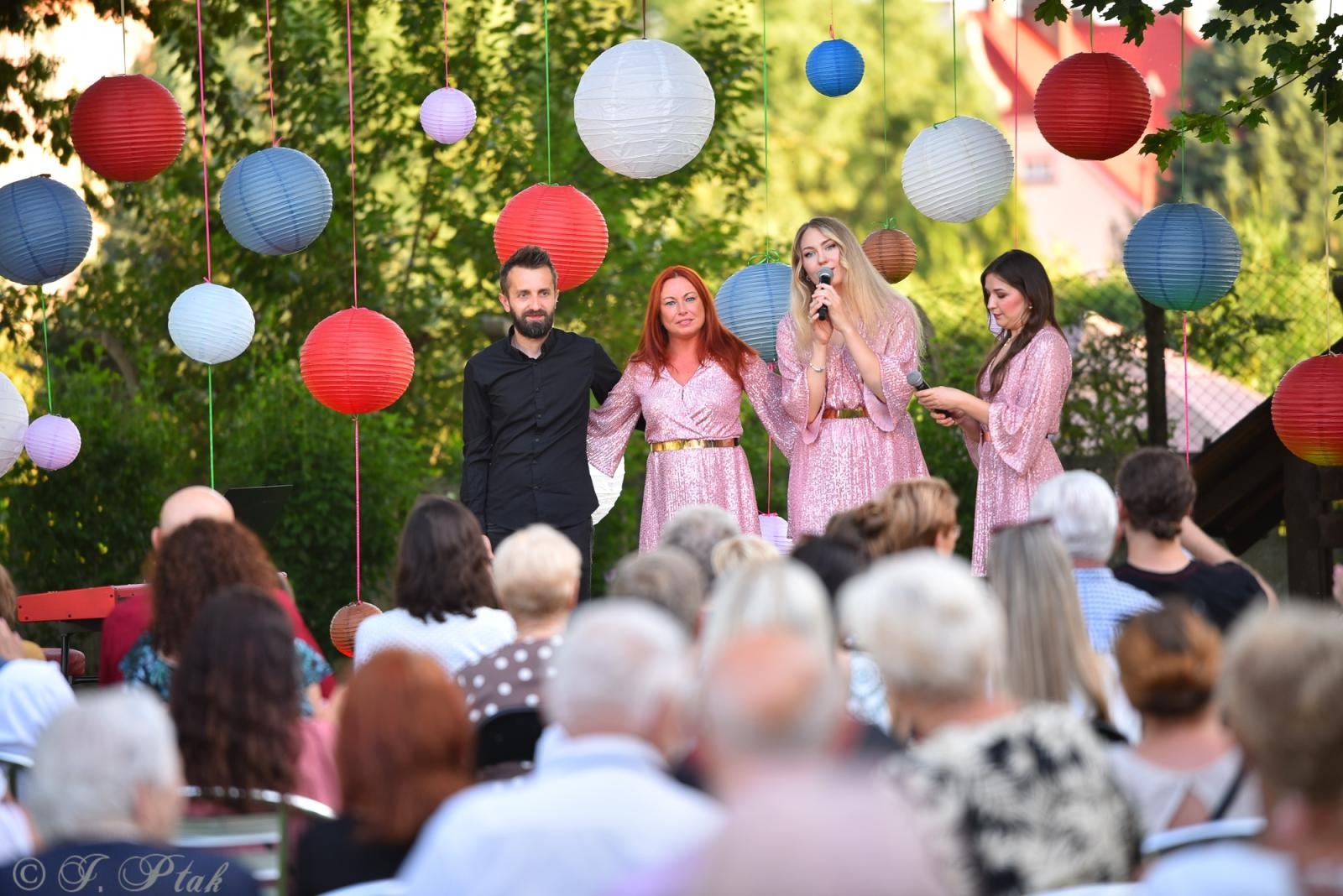 Zdjęcie w galerii na portalu naszraciborz.pl: Letnie granie w ogrodzie Strzechy. Za nami swingowy koncert Silesian Jazz Daughters wiadomości z regionu