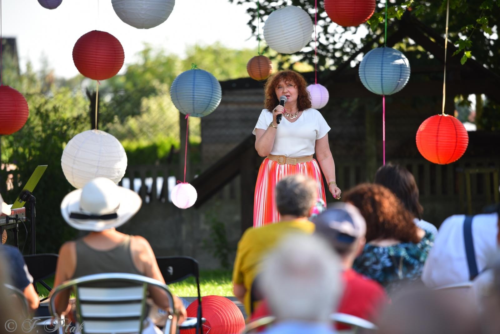 Zdjęcie w galerii na portalu naszraciborz.pl: Letnie granie w ogrodzie Strzechy. Za nami swingowy koncert Silesian Jazz Daughters wiadomości z regionu