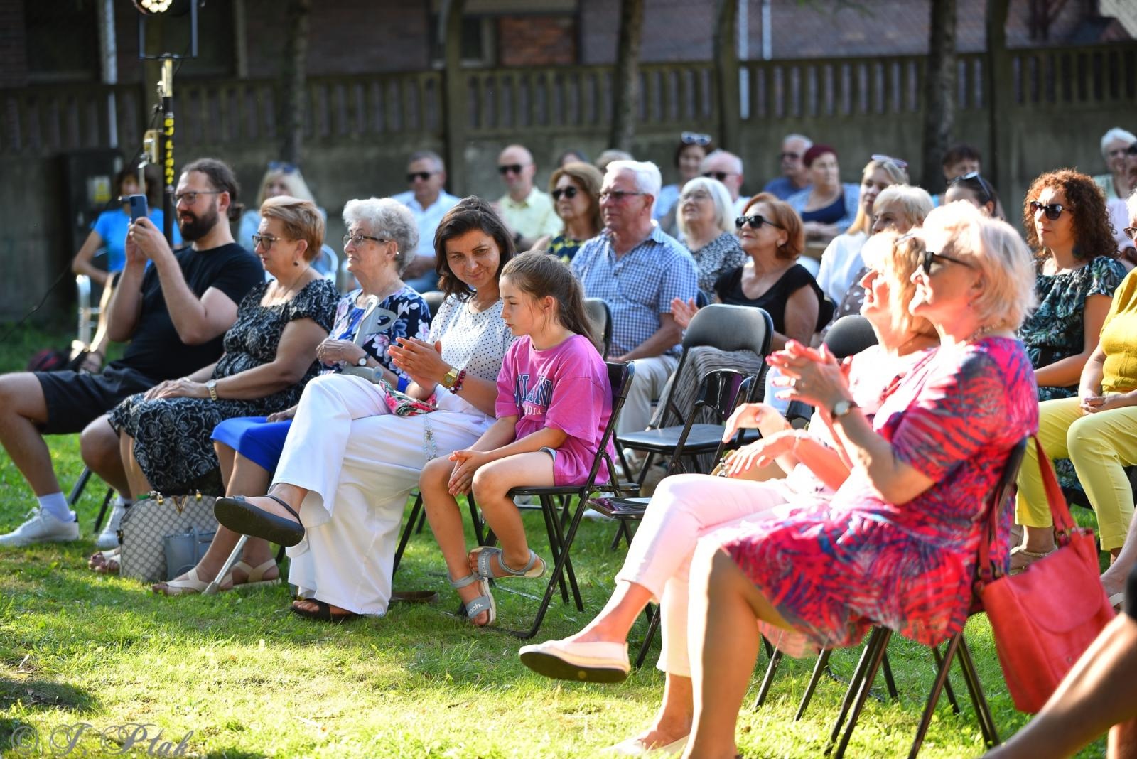 Zdjęcie w galerii na portalu naszraciborz.pl: Letnie granie w ogrodzie Strzechy. Za nami swingowy koncert Silesian Jazz Daughters wiadomości z regionu